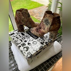 Bamboo Thirst Velvet Ankle Boots Size 5.5